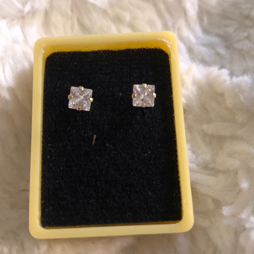 SOLD!!!!!10k gold earring studsSOLD!!!